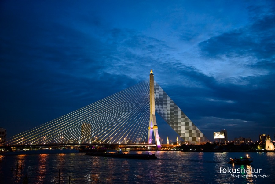 Bangkok ist eine moderne Großstadt mit gigantischen Bauwerken.