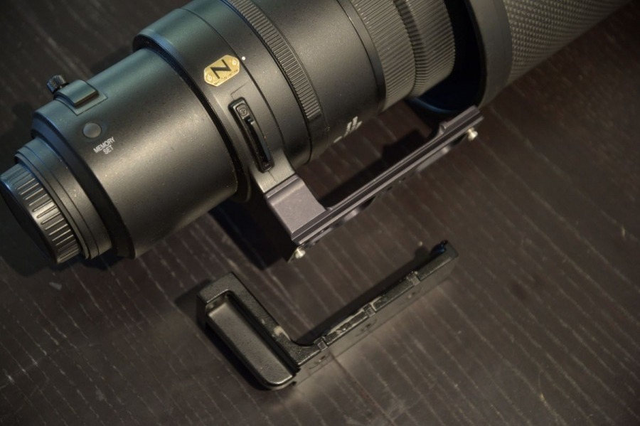 Jobu-Objektivfuß Ersatzstativfuß von Jobo am Nikon AF-S 500mm f/4 VR.