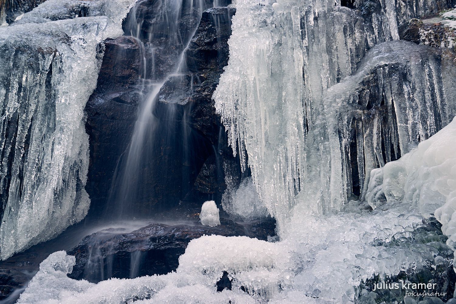 Gefrorener Wasserfall