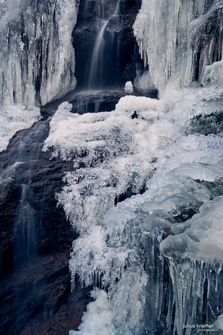 Gefrorener Wasserfall