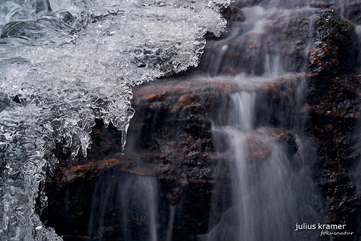 Gefrorener Wasserfall