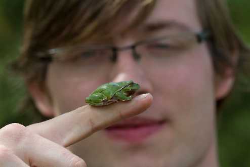 Der Froschflüsterer.