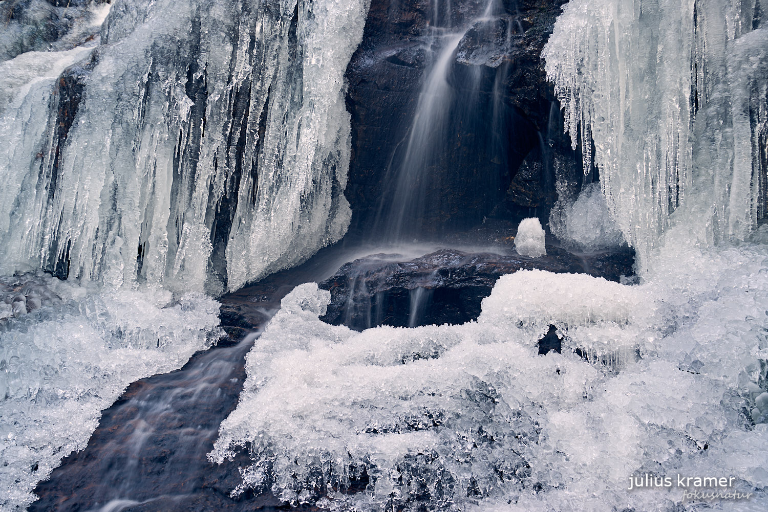 Gefrorener Wasserfall