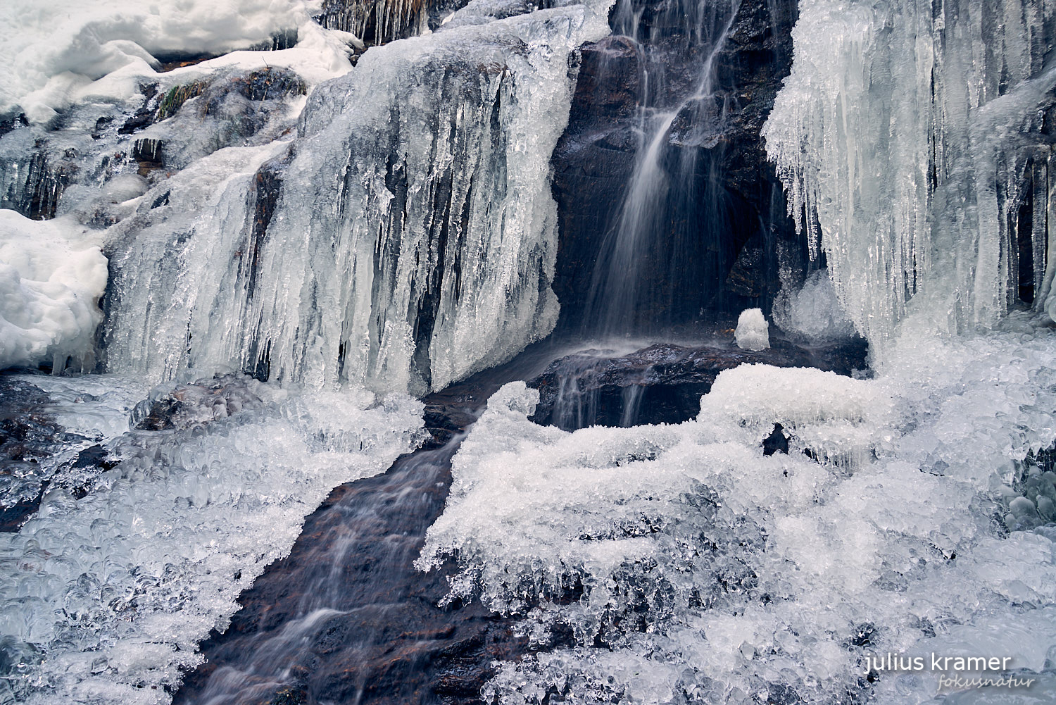 Gefrorener Wasserfall